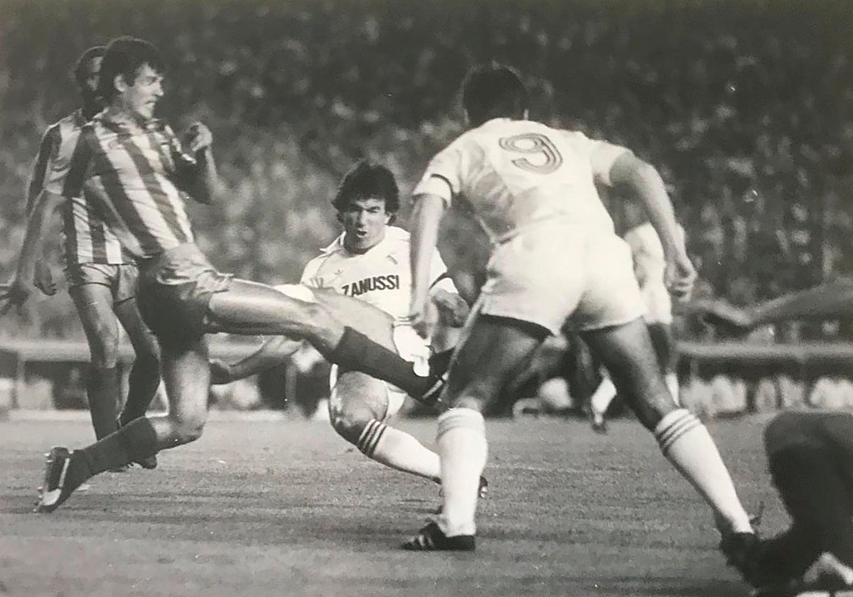 El defensa valencianista Serrat y el delantero madridista Juanito. El Valencia, con gol de Kempes, venció el 18 de septiembre de 1983 en el Bernabéu por 0-1 y puso final a un año y medio sin ganar lejos de Mestalla.