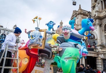 La explosión de color de la falla de Gallego conquista la plaza del Ayuntamiento