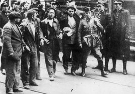 Obreros detenidos durante la Revolución de 1934.
