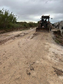 Daños en un camino rural tras la rirada.