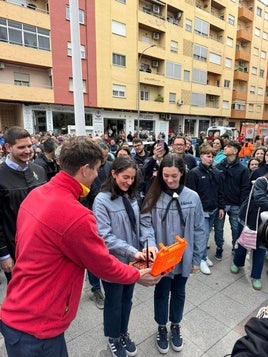 las falleras mayores de Gandia, en una mascletà.