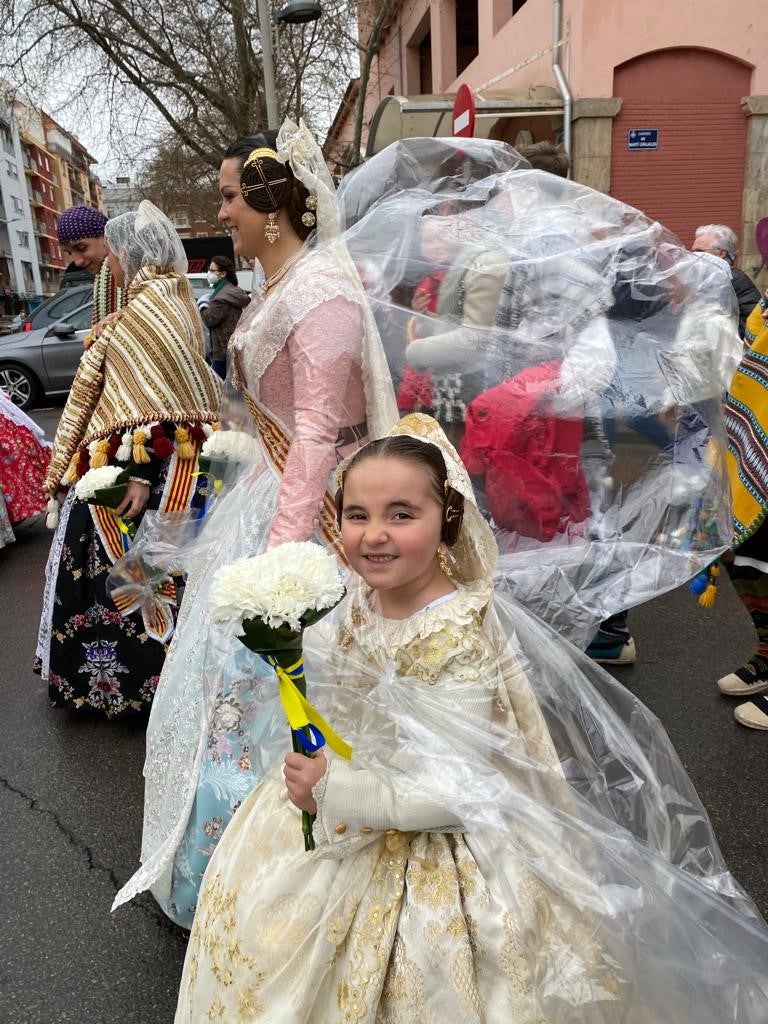 Falleras, protegidas por plásticos en una anterior Ofrenda.