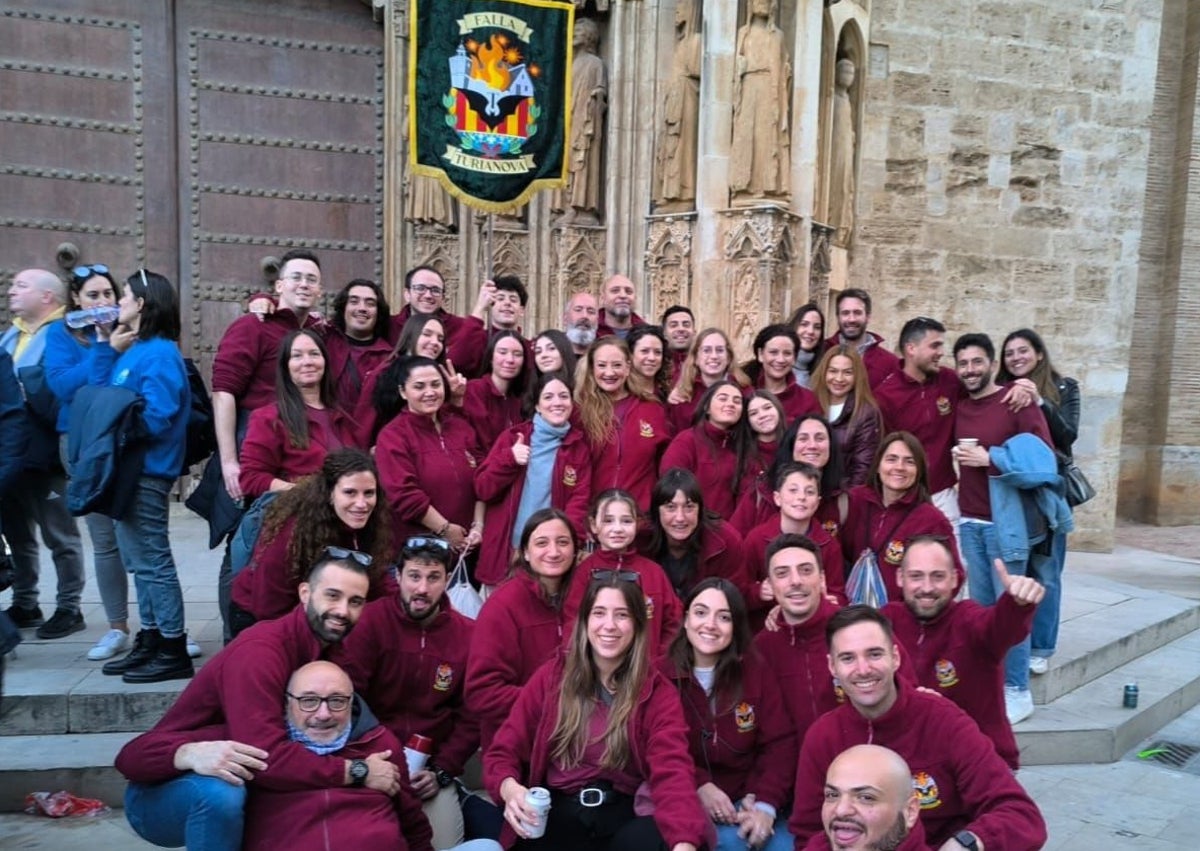 Imagen secundaria 1 - Cena conjunta de Les Moreres y Turianova y falleros y cuadro de honor de Turianova, con el artista Rafa Guillot.