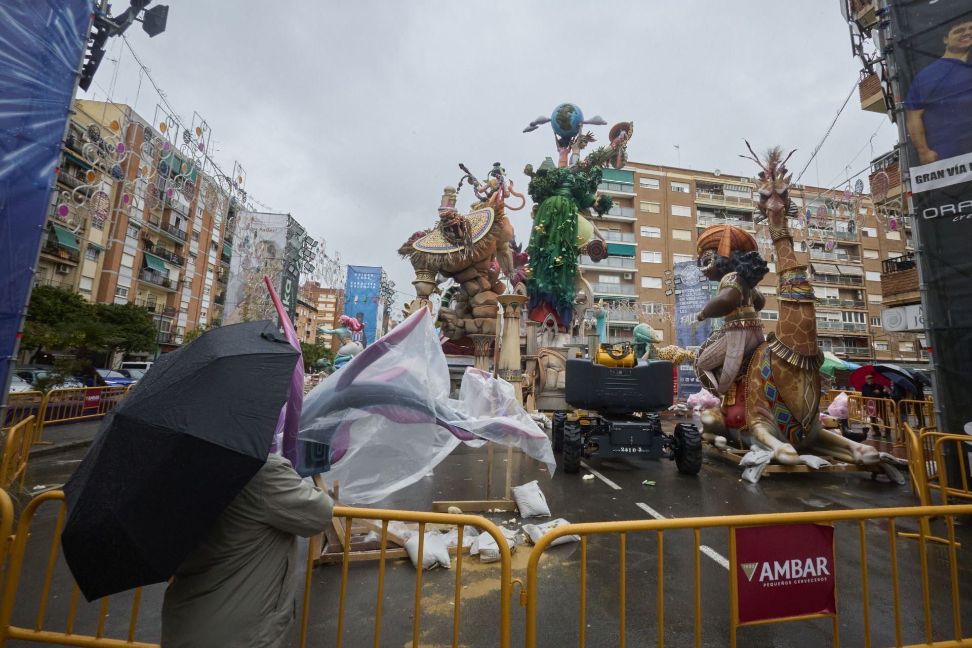 La plantà de las fallas de Especial, con dificultad por la lluvia