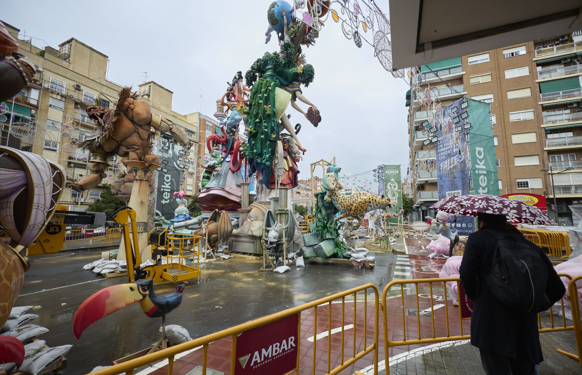 La plantà de las fallas de Especial, con dificultad por la lluvia