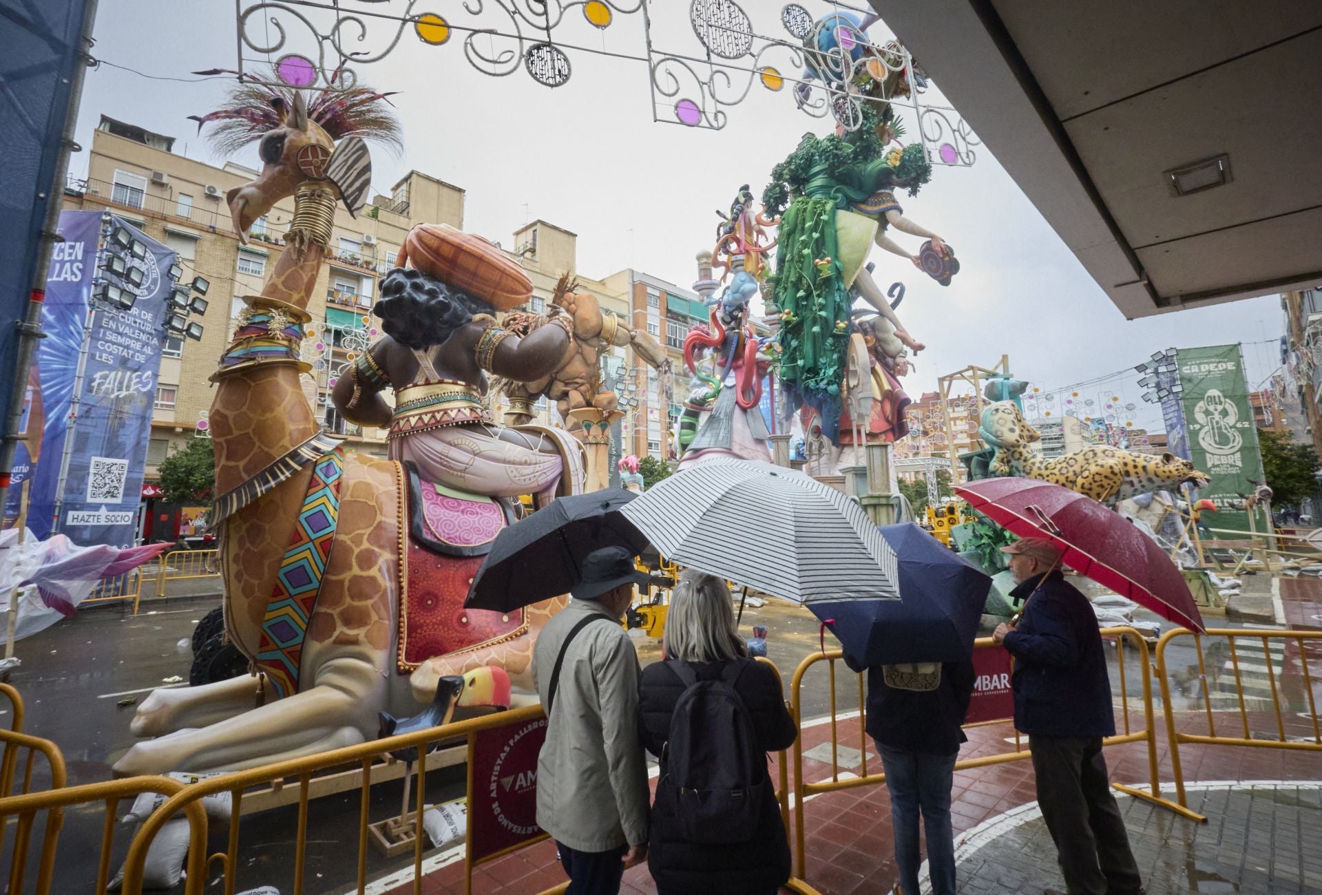 La plantà de las fallas de Especial, con dificultad por la lluvia