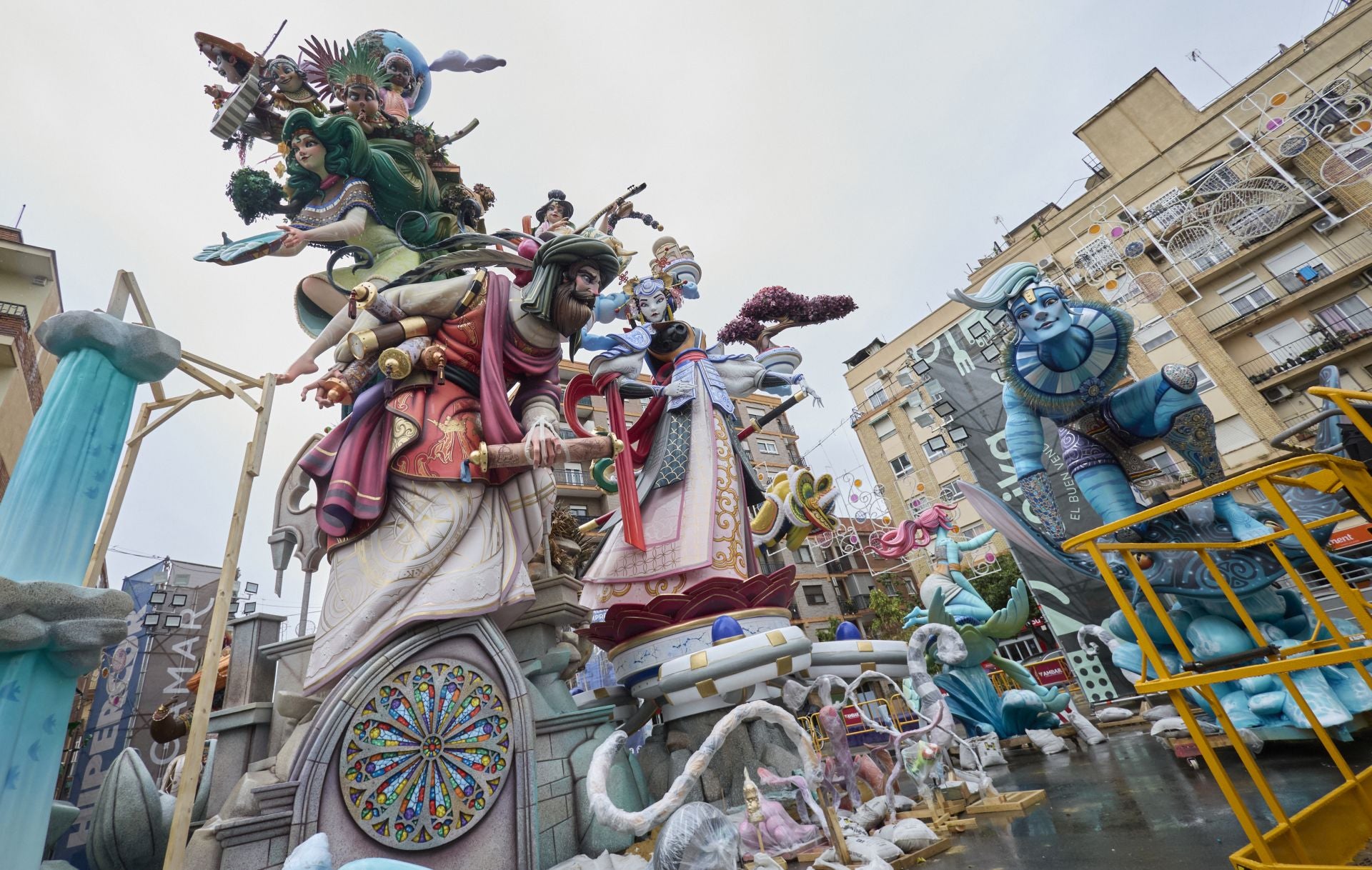 La plantà de las fallas de Especial, con dificultad por la lluvia