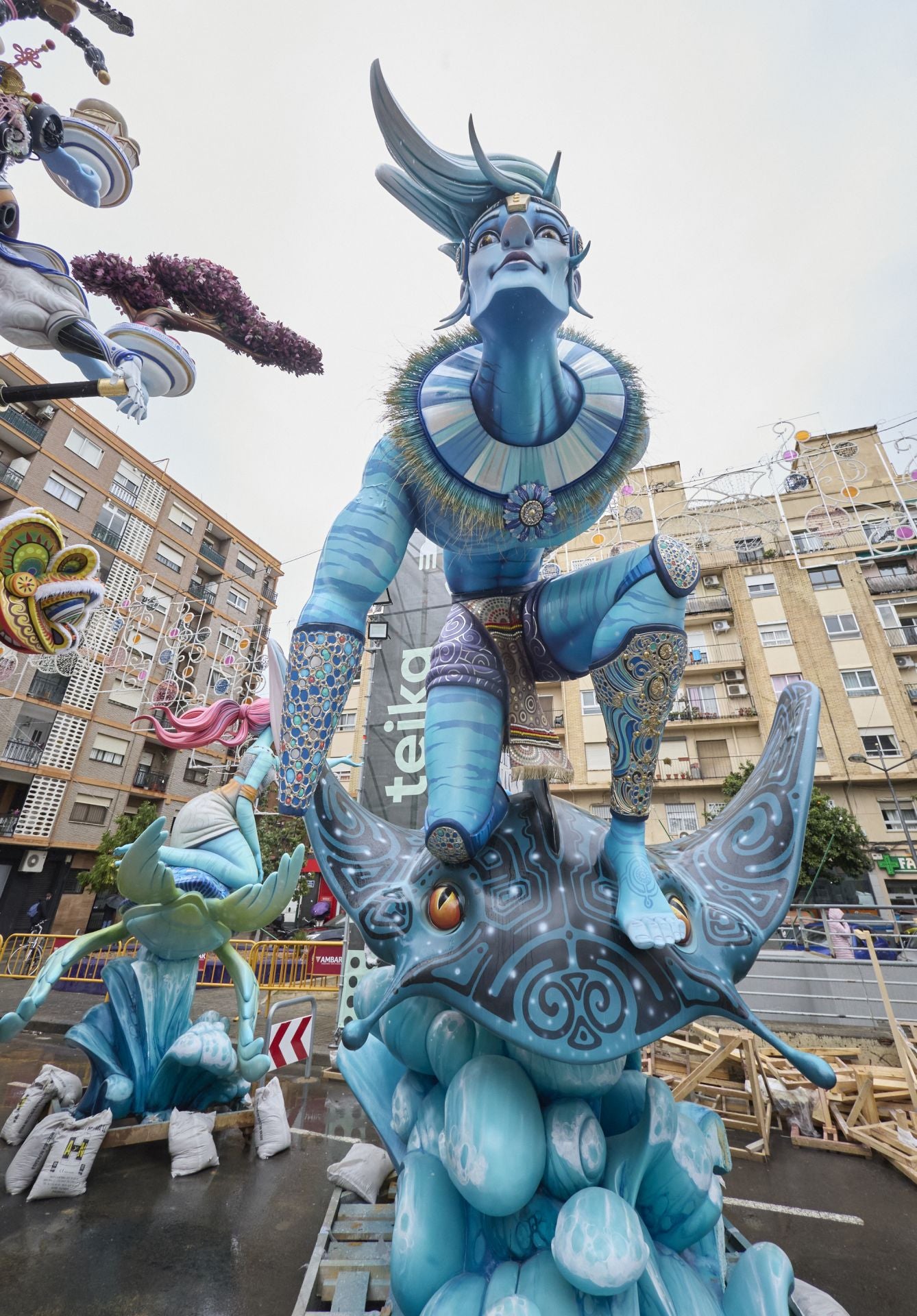 La plantà de las fallas de Especial, con dificultad por la lluvia