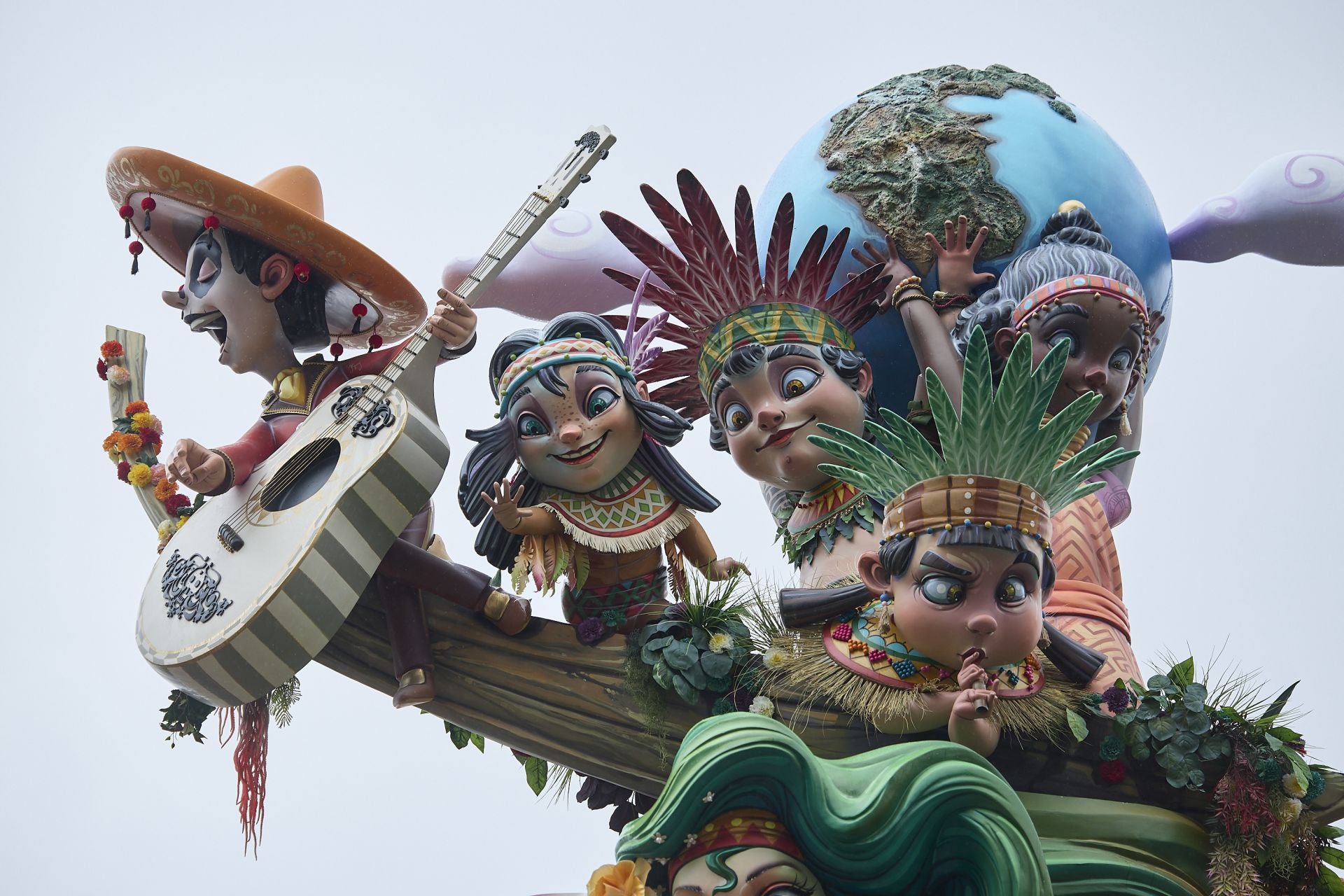 La plantà de las fallas de Especial, con dificultad por la lluvia