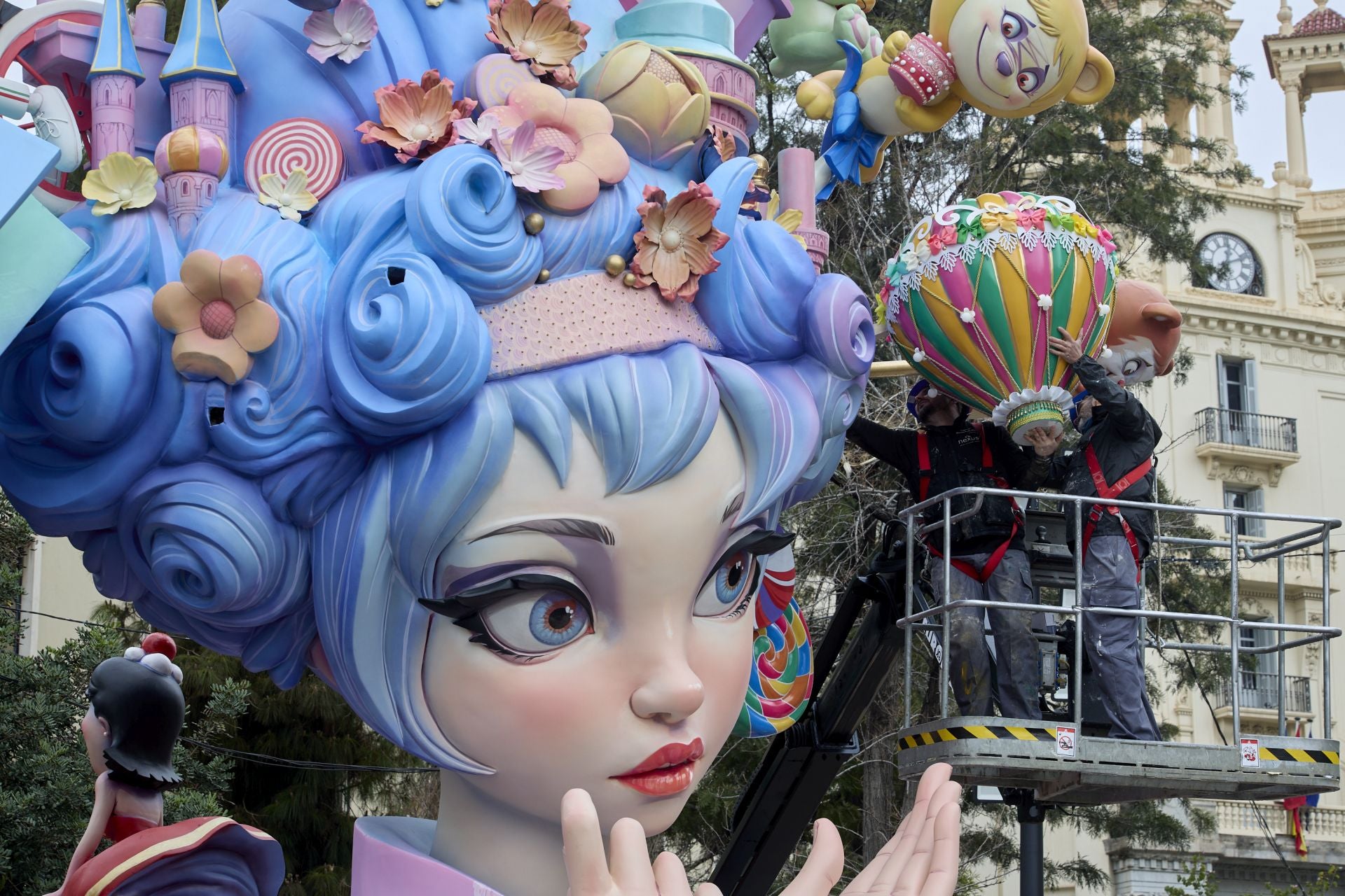 La plantà de las fallas de Especial, con dificultad por la lluvia