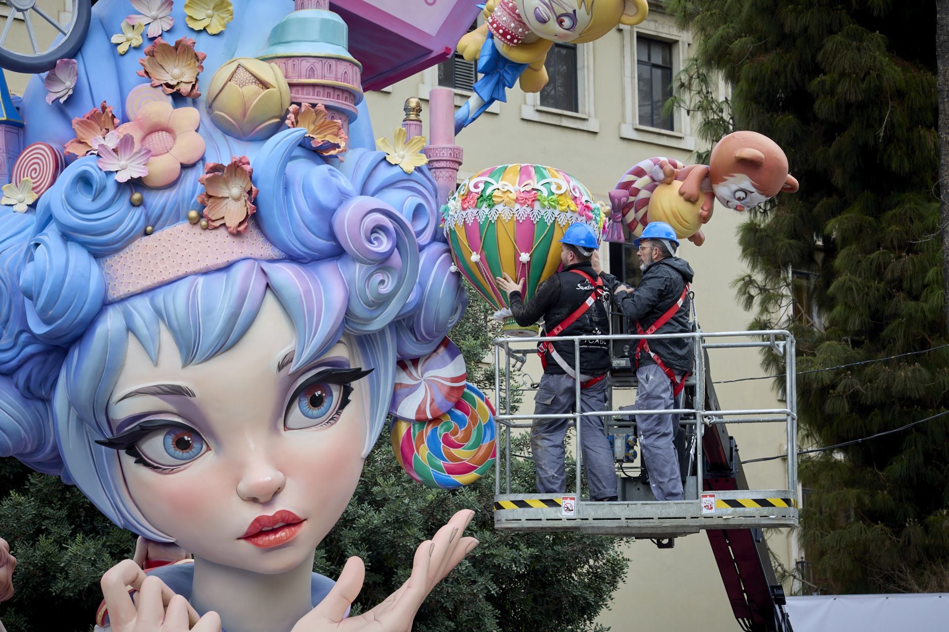 La plantà de las fallas de Especial, con dificultad por la lluvia