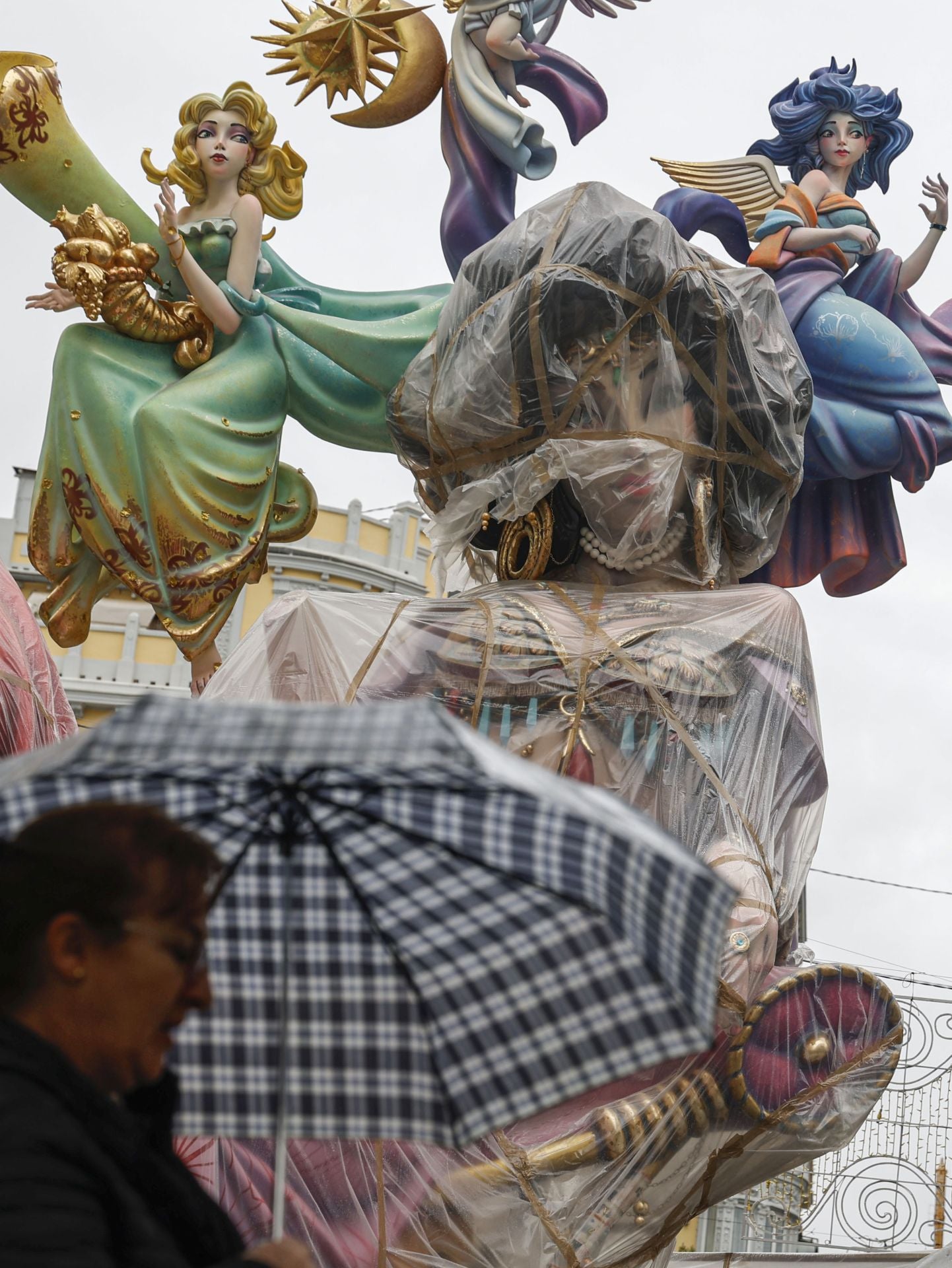 La plantà de las fallas de Especial, con dificultad por la lluvia