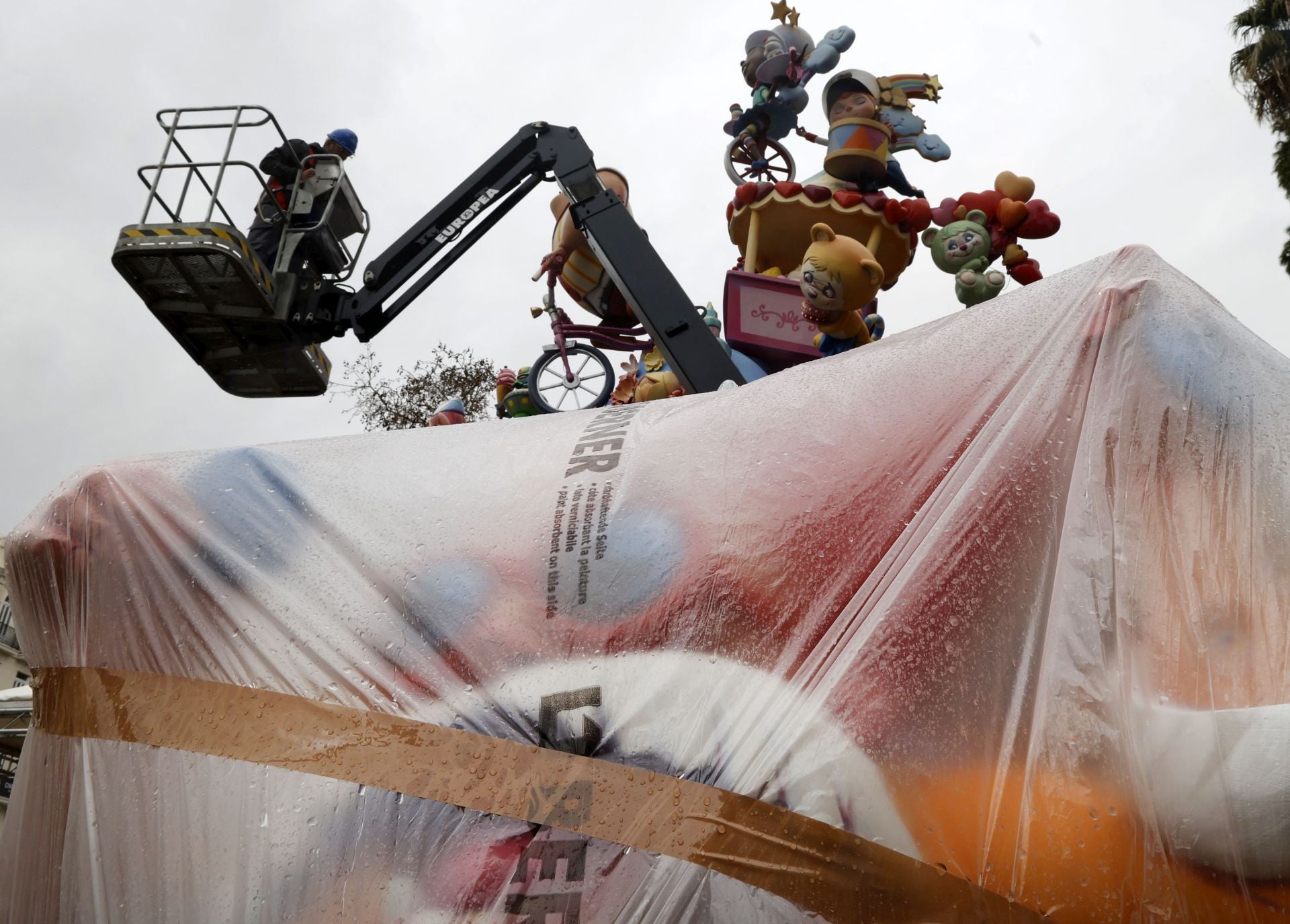 La plantà de las fallas de Especial, con dificultad por la lluvia