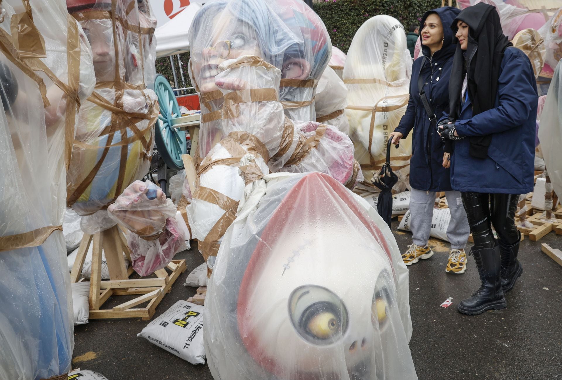 La plantà de las fallas de Especial, con dificultad por la lluvia