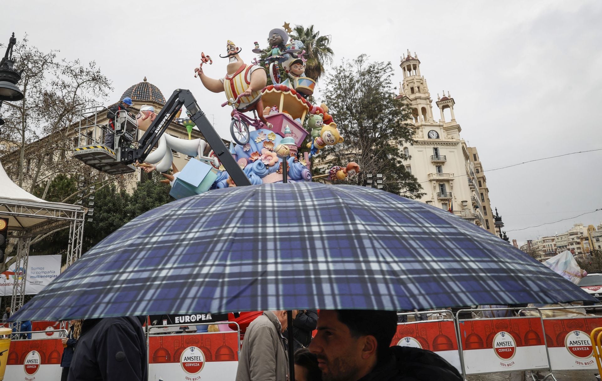 La plantà de las fallas de Especial, con dificultad por la lluvia