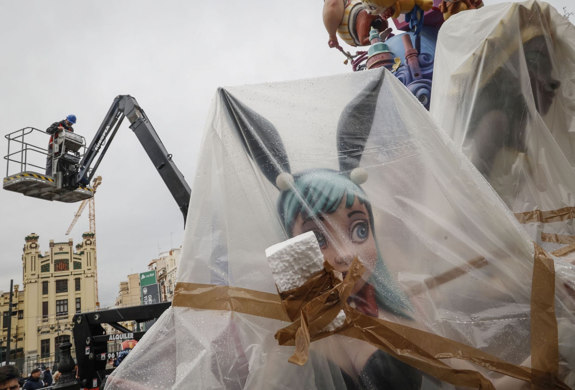 La plantà de las fallas de Especial, con dificultad por la lluvia