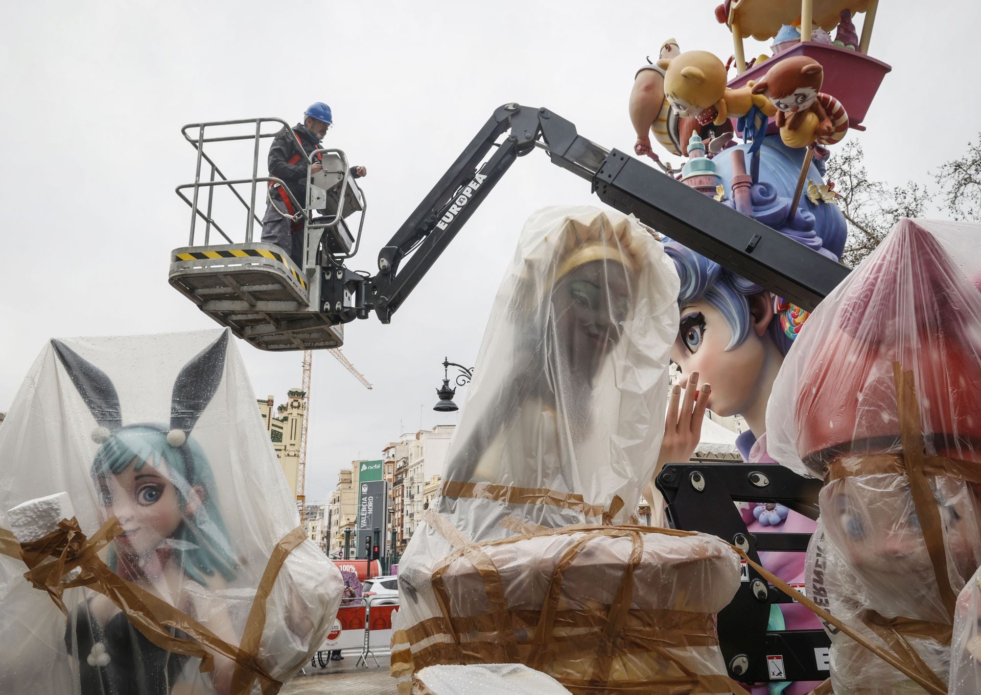 La plantà de las fallas de Especial, con dificultad por la lluvia