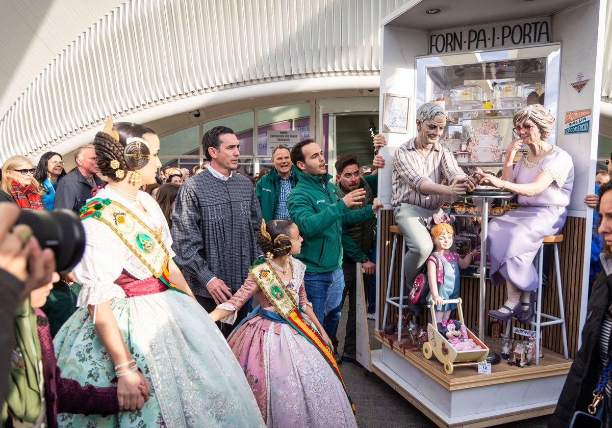 'Un poble d'Or que ajuda en lo cor', el Ninot Indultat de las Fallas 2025.