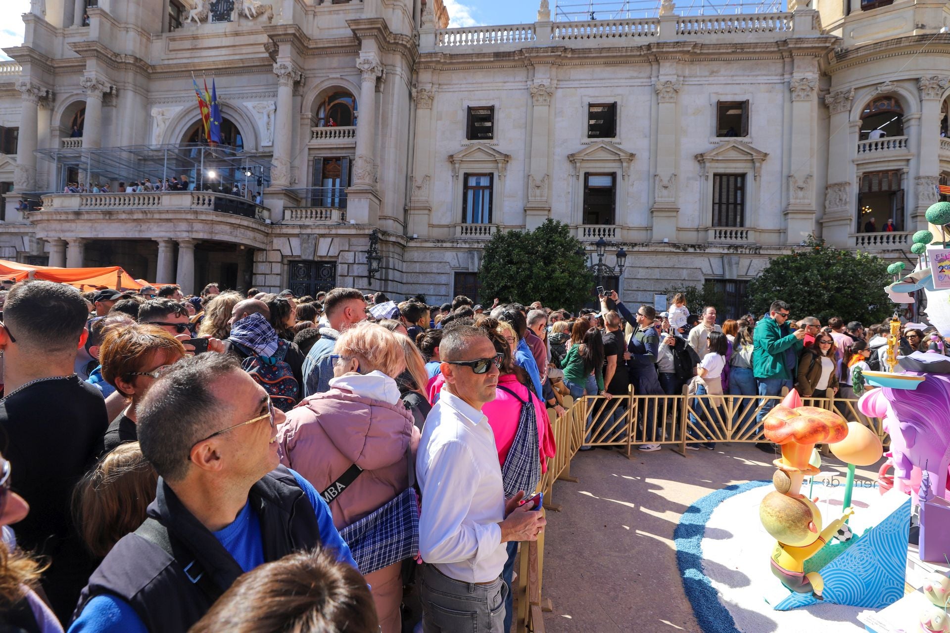 Gran interés por la falla infantil de la plaza del Ayuntamiento