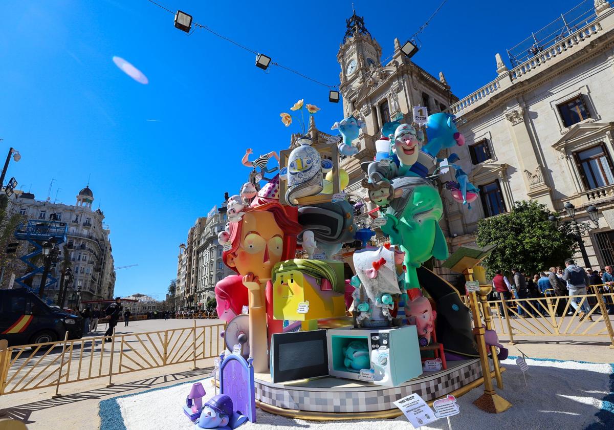 Gran interés por la falla infantil de la plaza del Ayuntamiento