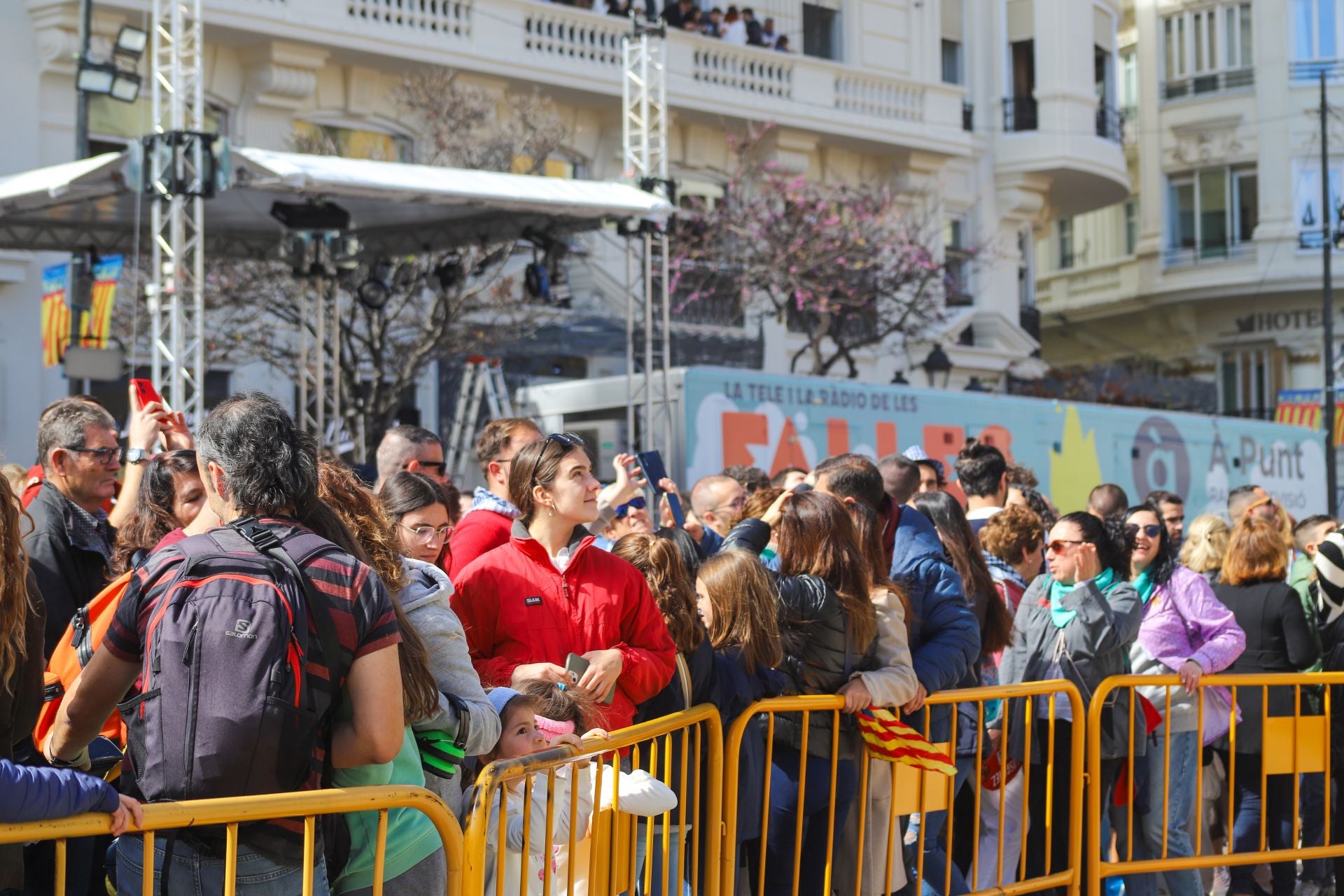 Gran interés por la falla infantil de la plaza del Ayuntamiento