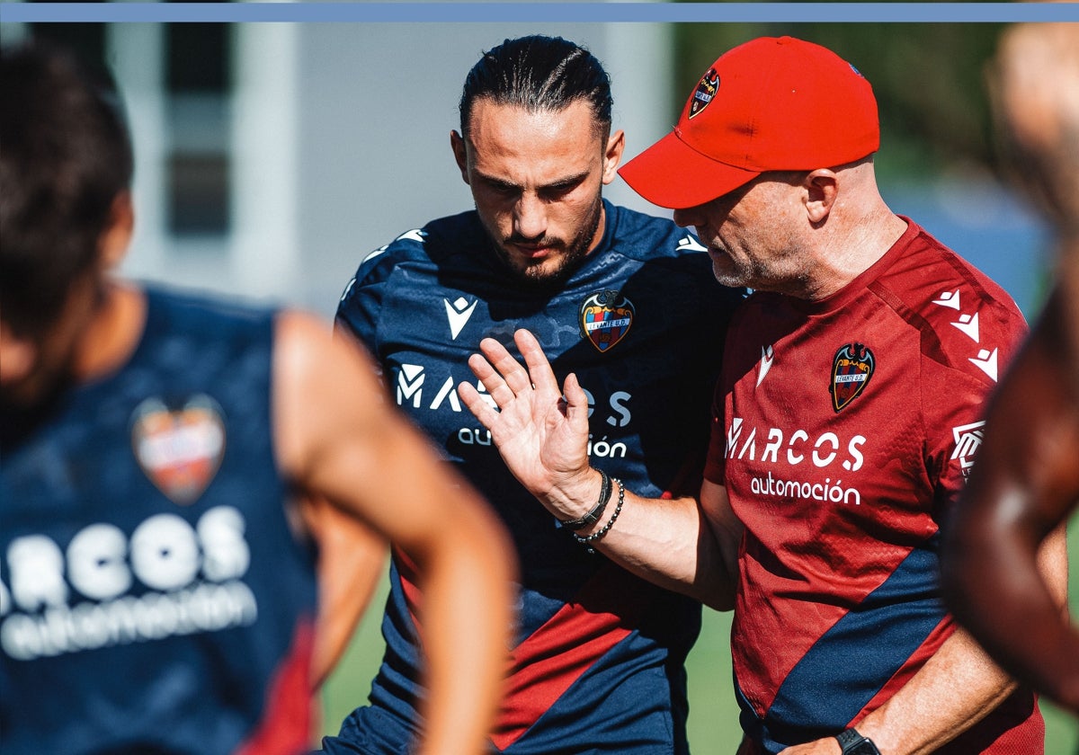 Julián Calero da indicaciones a Kocho en un entrenamiento