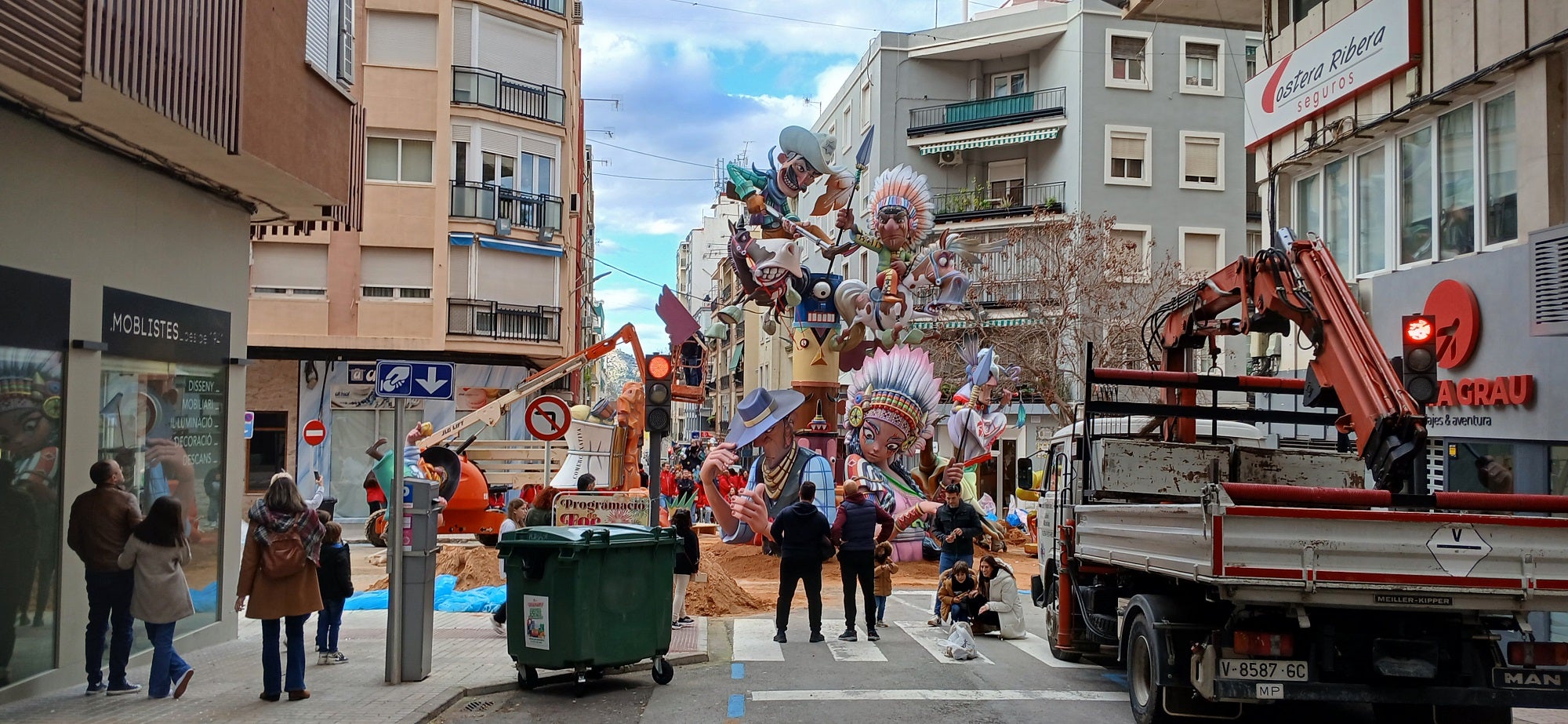 Arriba, plantà de la falla República Argentina de Xàtiva. Abajo, montaje del monumento de la falla Centro de Dénia.