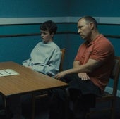 El abogado junto a Jamie y su padre en una escena de la serie.