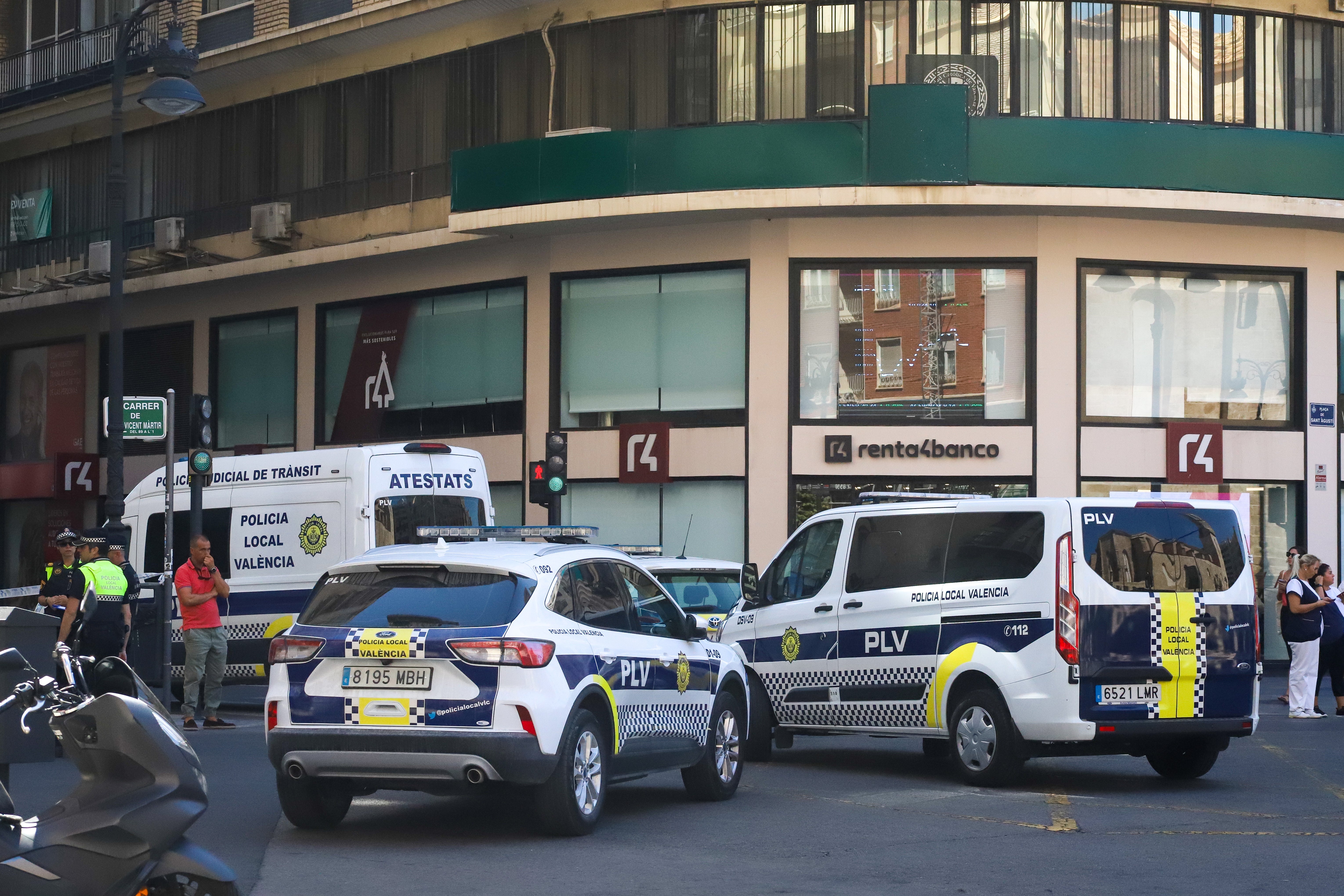 Policías locales, durante un accidente en Valencia.