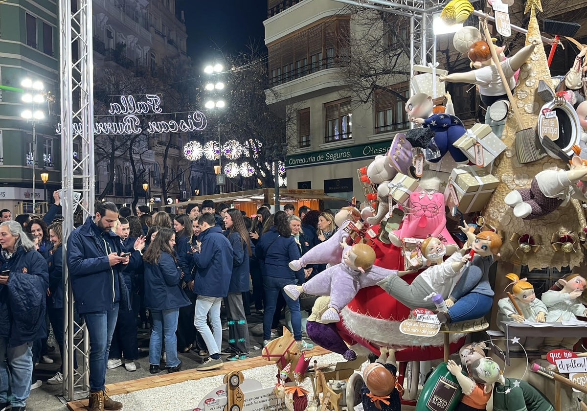 Falleros junto al monumento premiado.