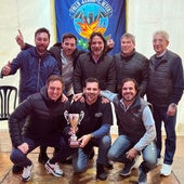 El actor, junto a sus compañeros de paella en la falla Joaquín Costa recogen el galardón.