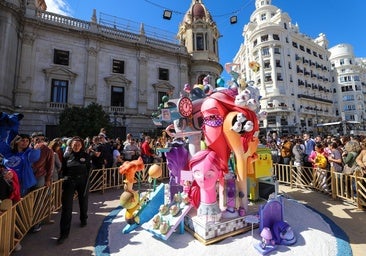 La falla infantil municipal, la gran protagonista de la plaza del Ayuntamiento