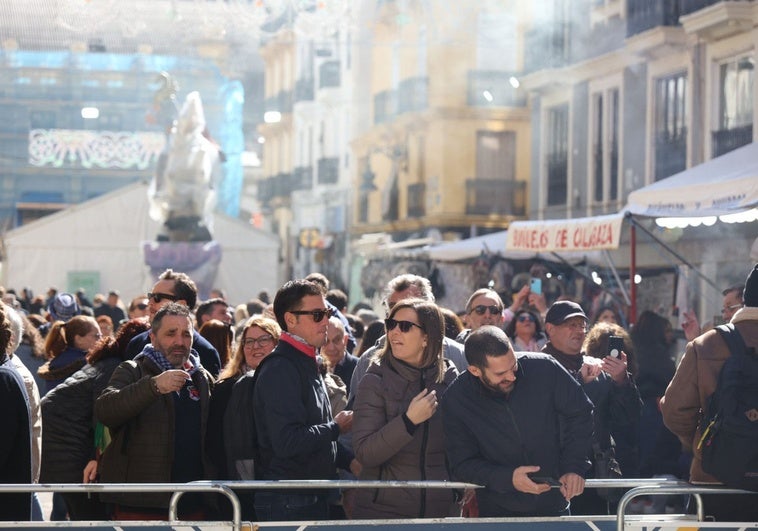 Muchos valencianos y turistas han tomado las calles en este sábado que da inicio a los días grandes de las Fallas de 2025.