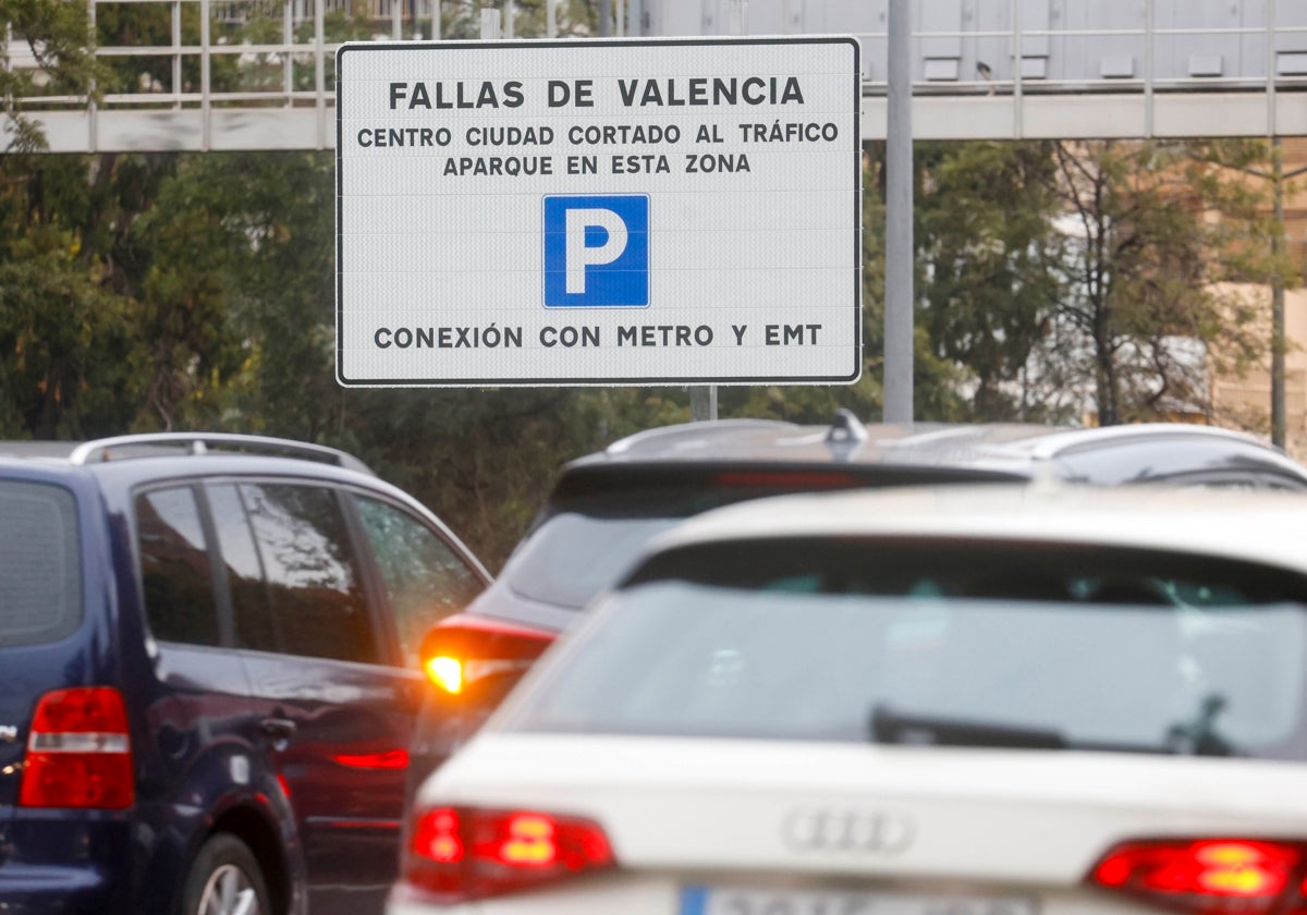 Una señal en la avenida del Cid aconseja a los conductores no adentrase en el centro.