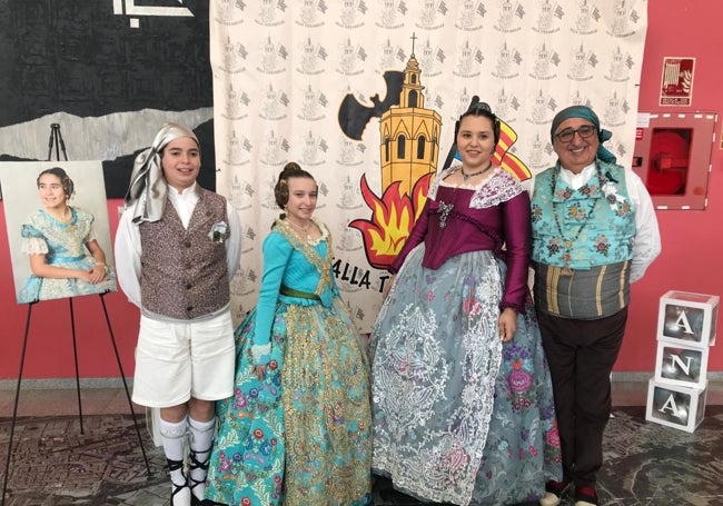 José Miguel Mandingorra, presidente de Maestro Serrano de Paiporta, junto a Carla Sánchez (FM); Alejandra Díaz (FMI) y Adrián Mambrilla, presidente infantil,