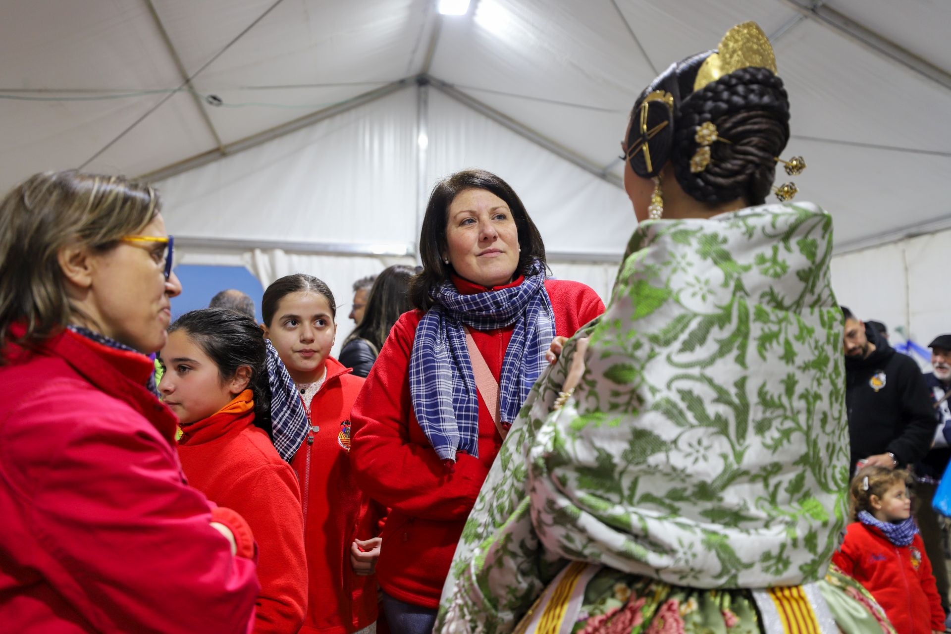 La fallera mayor de Valencia visita una de las fallas afectadas por la dana en La Torre