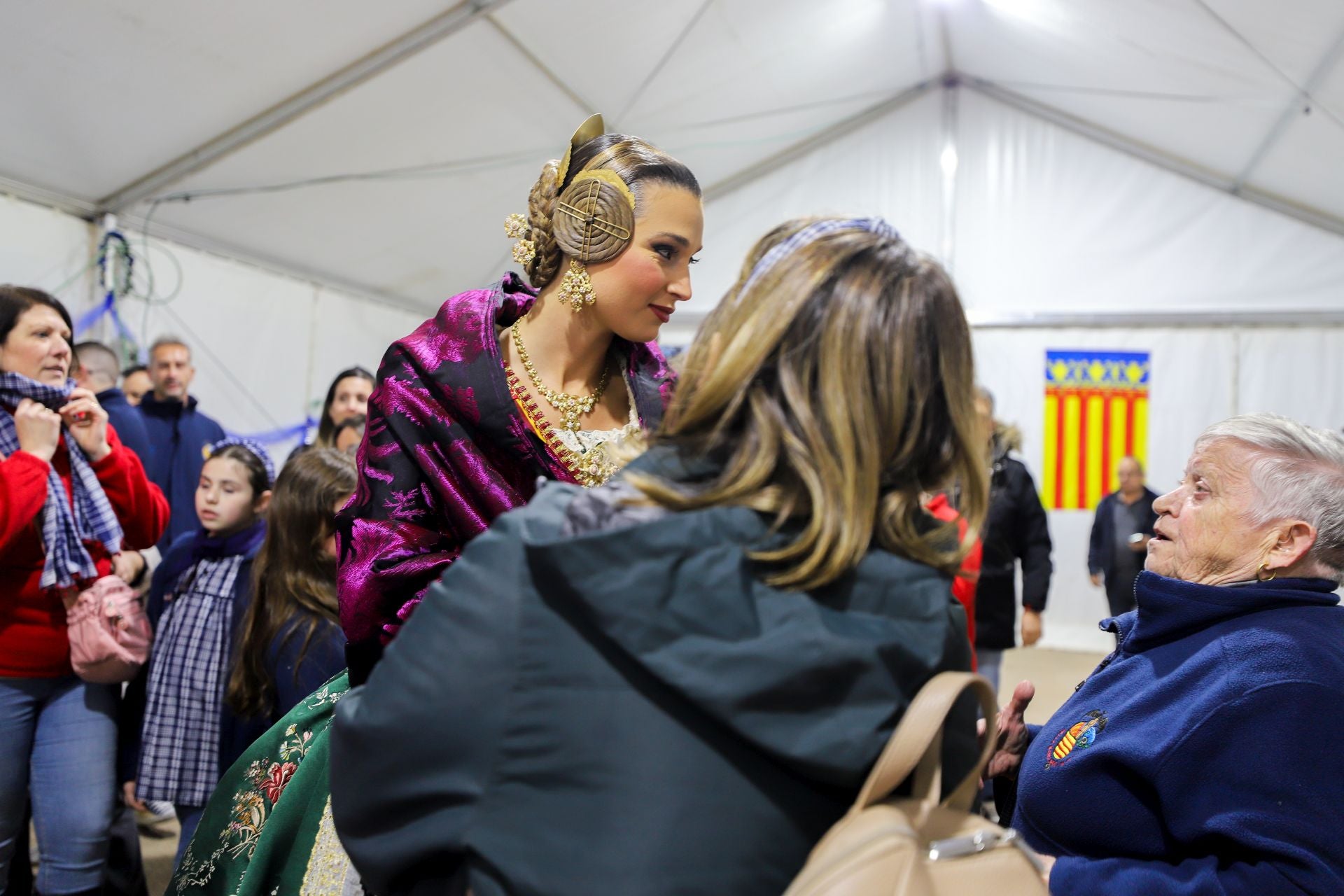 La fallera mayor de Valencia visita una de las fallas afectadas por la dana en La Torre