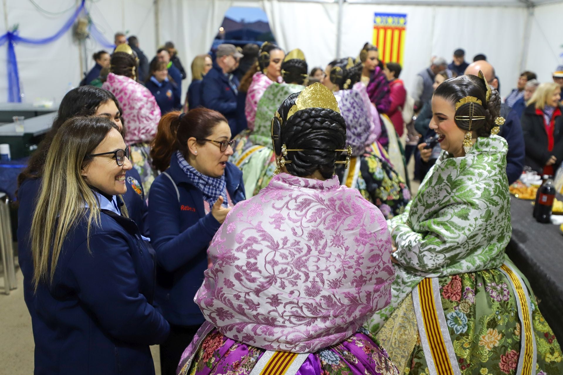 La fallera mayor de Valencia visita una de las fallas afectadas por la dana en La Torre