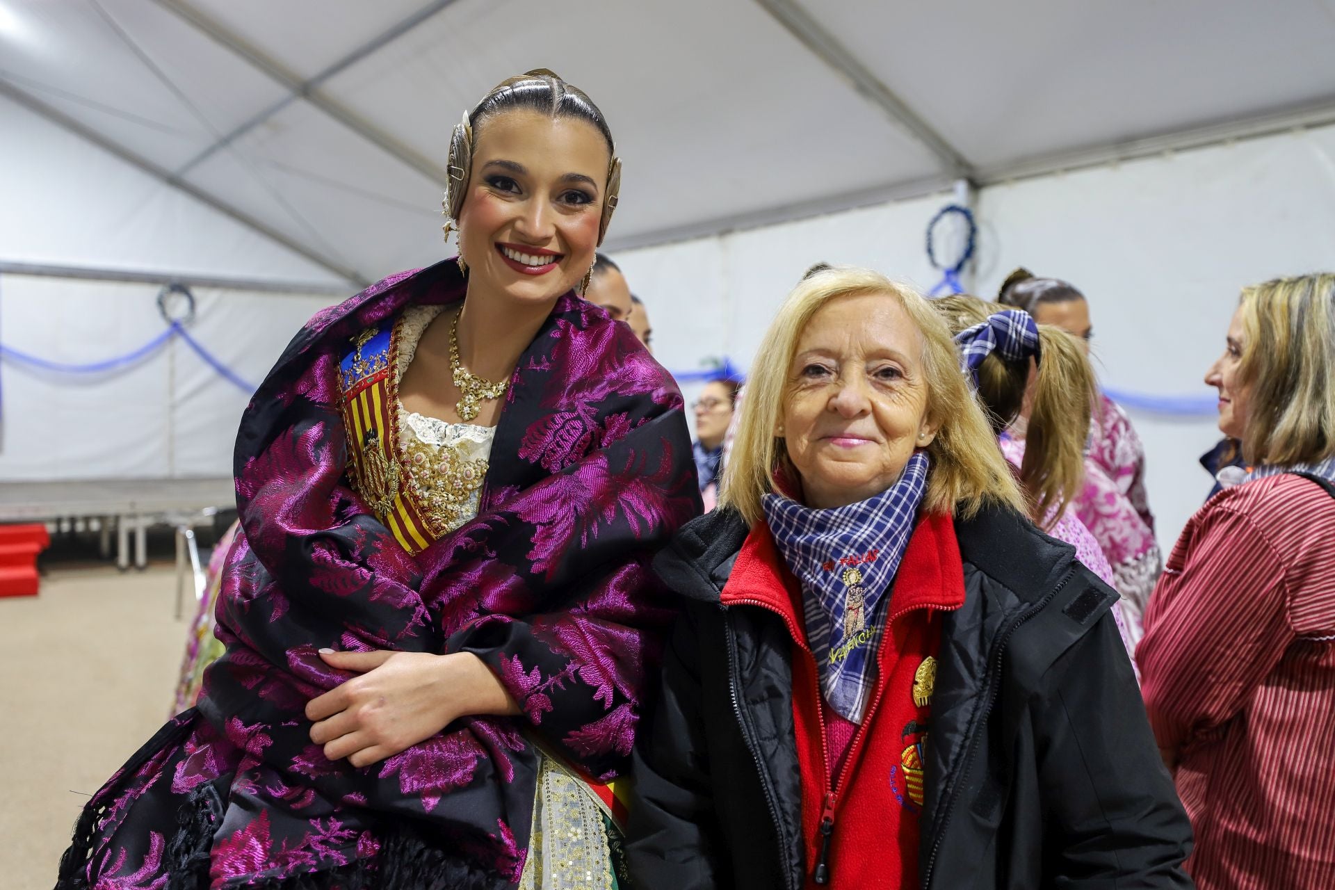 La fallera mayor de Valencia visita una de las fallas afectadas por la dana en La Torre