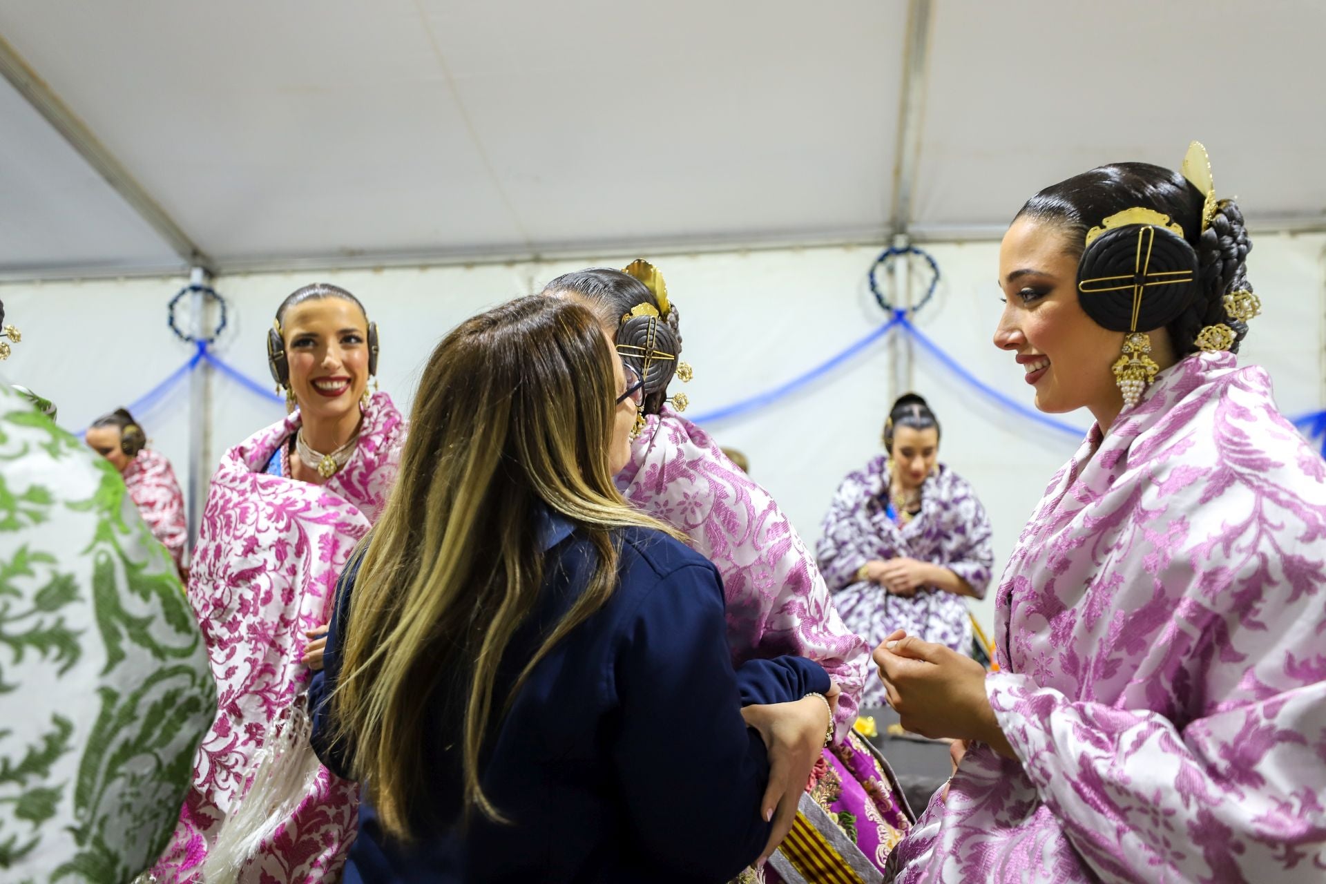 La fallera mayor de Valencia visita una de las fallas afectadas por la dana en La Torre