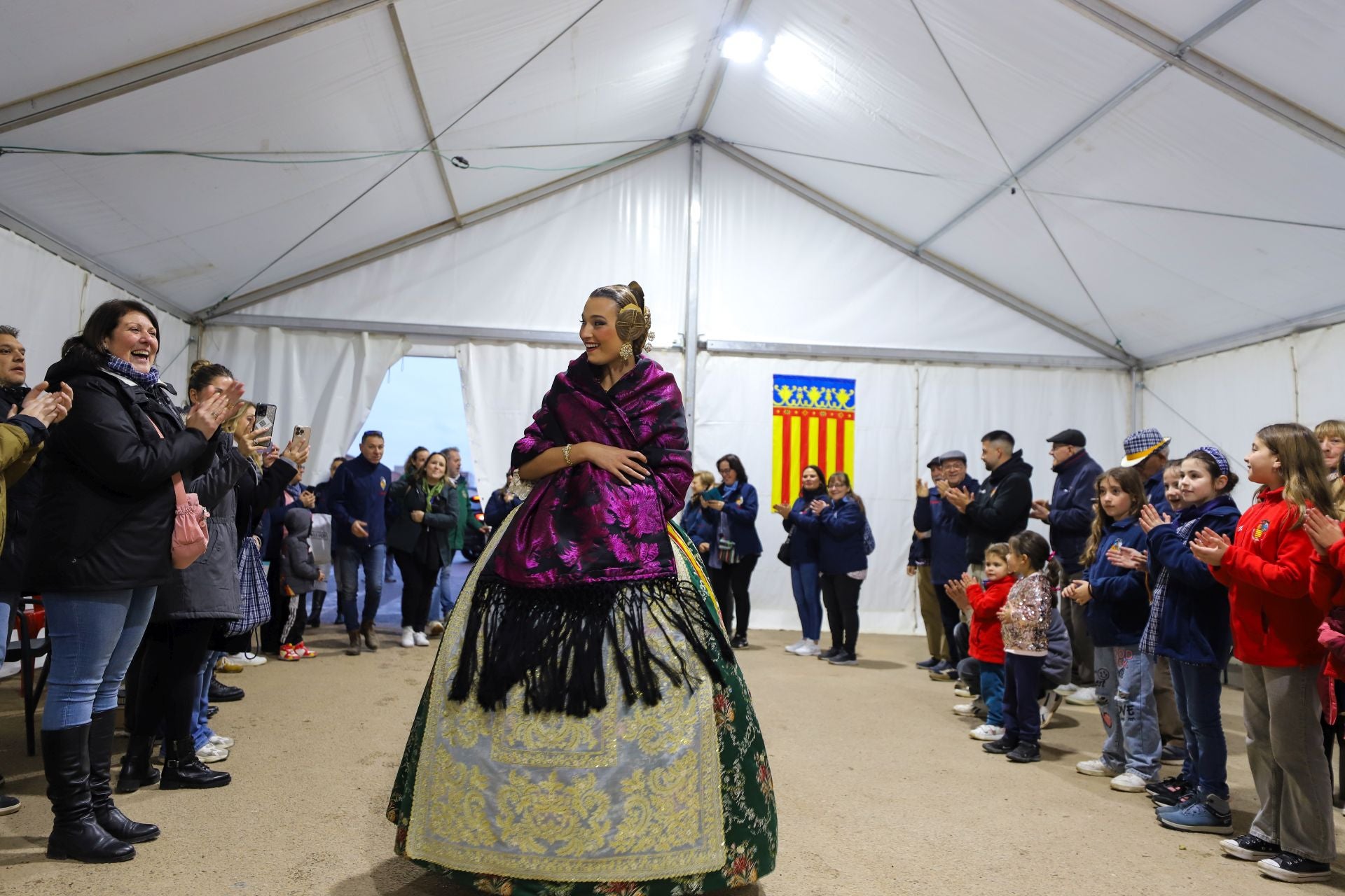 La fallera mayor de Valencia visita una de las fallas afectadas por la dana en La Torre