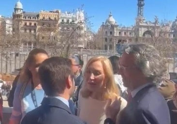 Los invitados de hoy en el balcón del Ayuntamiento: una famosa presentadora de televisión, una celebrity...