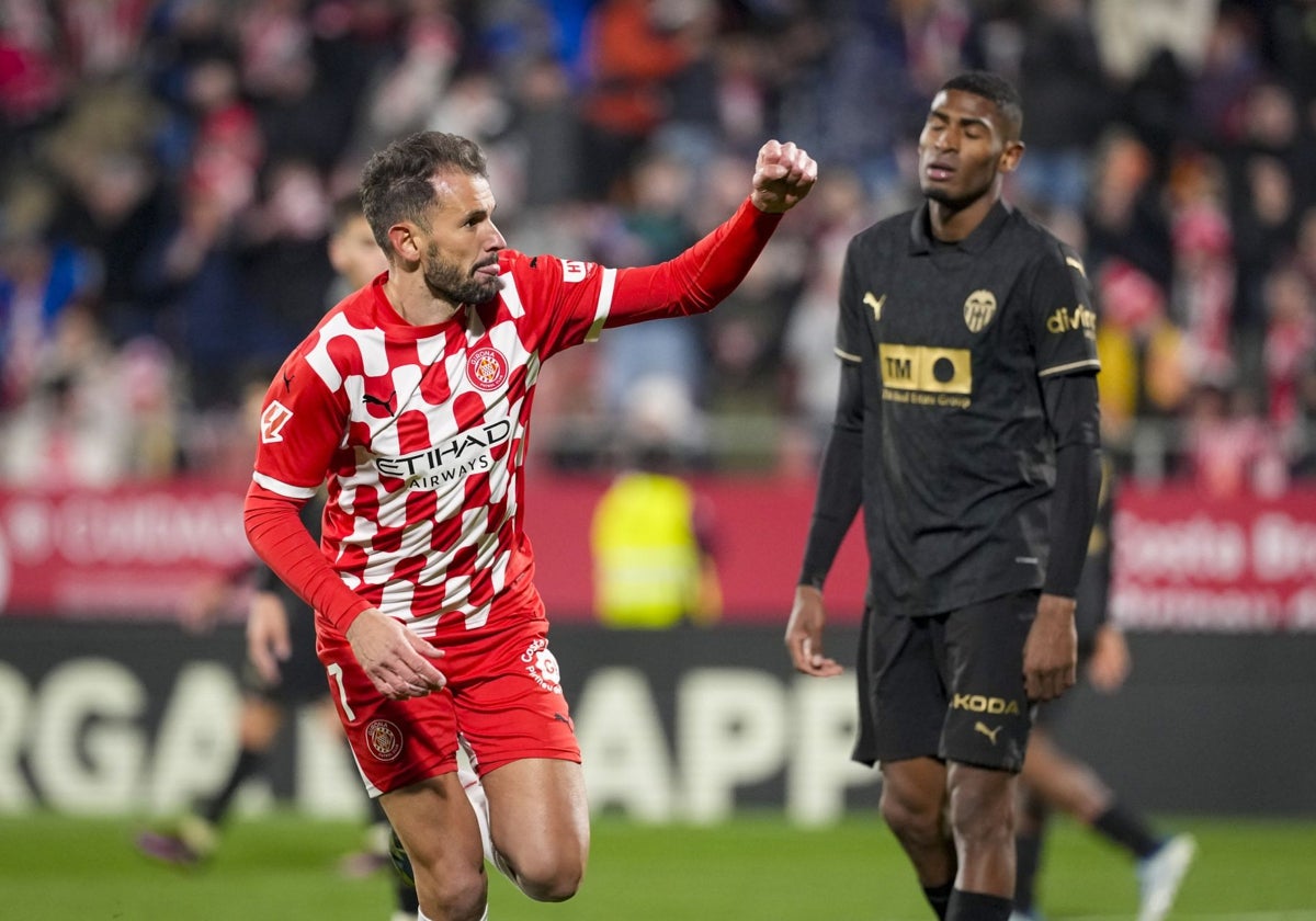 Stuani celebra el empate del Girona ante la desesperación de Mosquera.