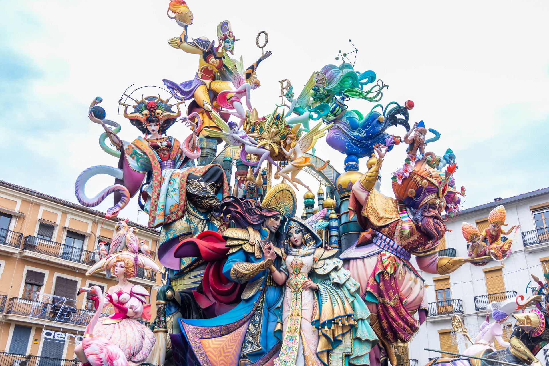 Superdomingo fallero: un recorrido por las calles y las fallas de Valencia