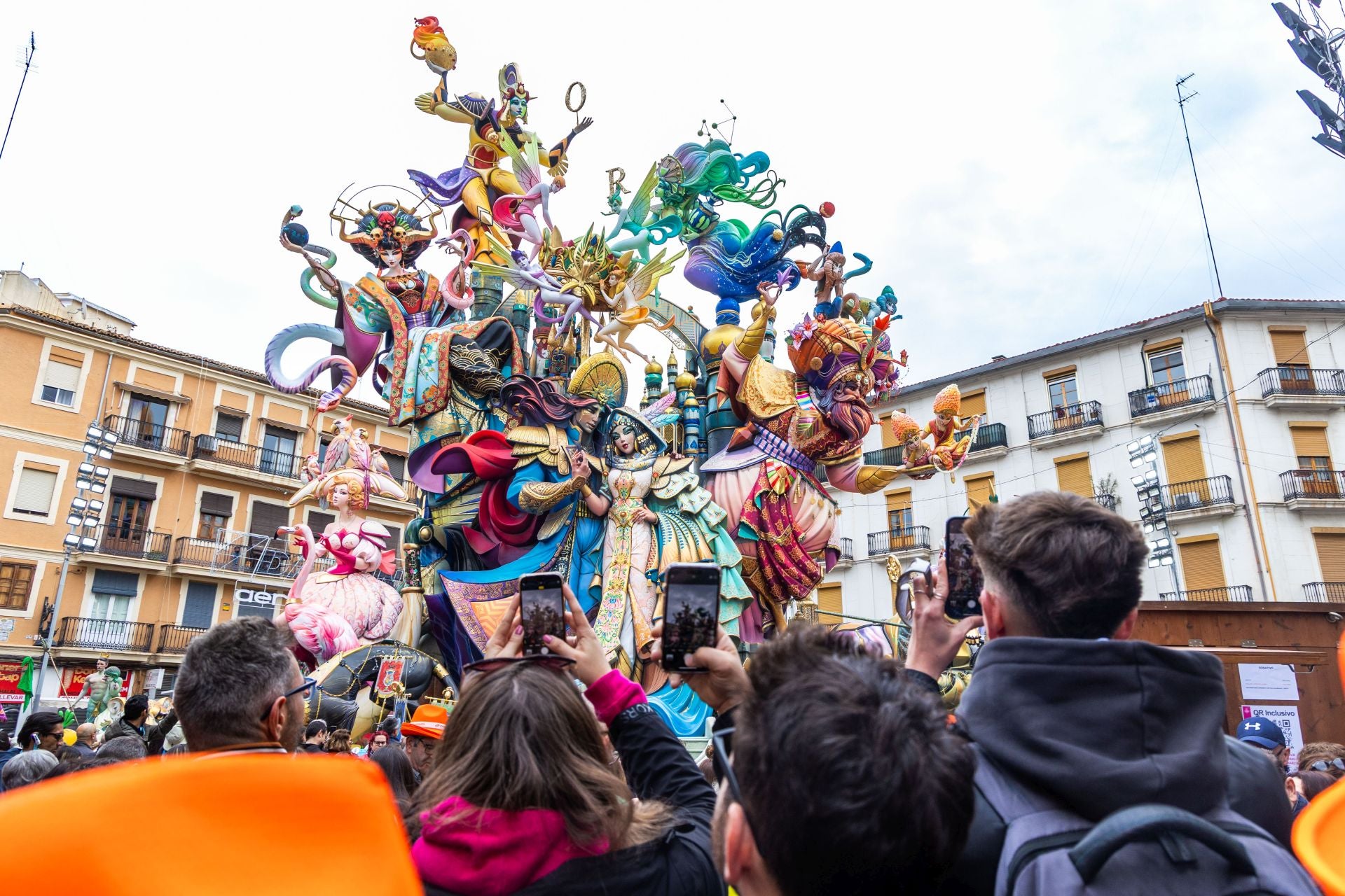 Superdomingo fallero: un recorrido por las calles y las fallas de Valencia