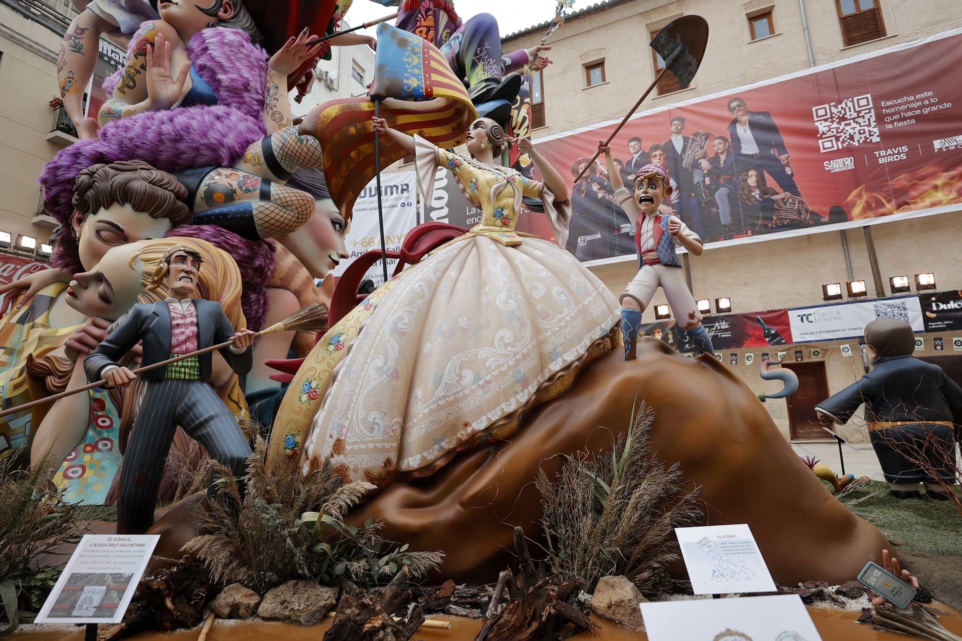 Superdomingo fallero: un recorrido por las calles y las fallas de Valencia