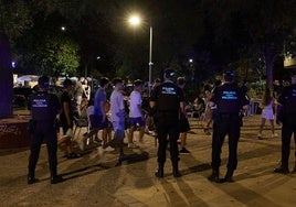 Vigilancia policial durante la noche en Valencia, en una imagen de archivo.