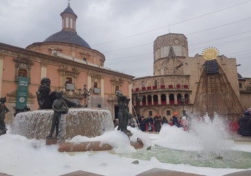 La fuente de la plaza de la Virgen, llena de espuma pocos días después de ser restaurada