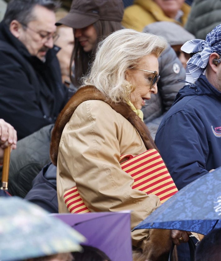 Imagen secundaria 2 - El naviero Vicente Boluda con su pareja Esther Pastor, el conseller Marciano Gómez o Mayrén Beneyto, en la plaza de Toros de Valencia. 