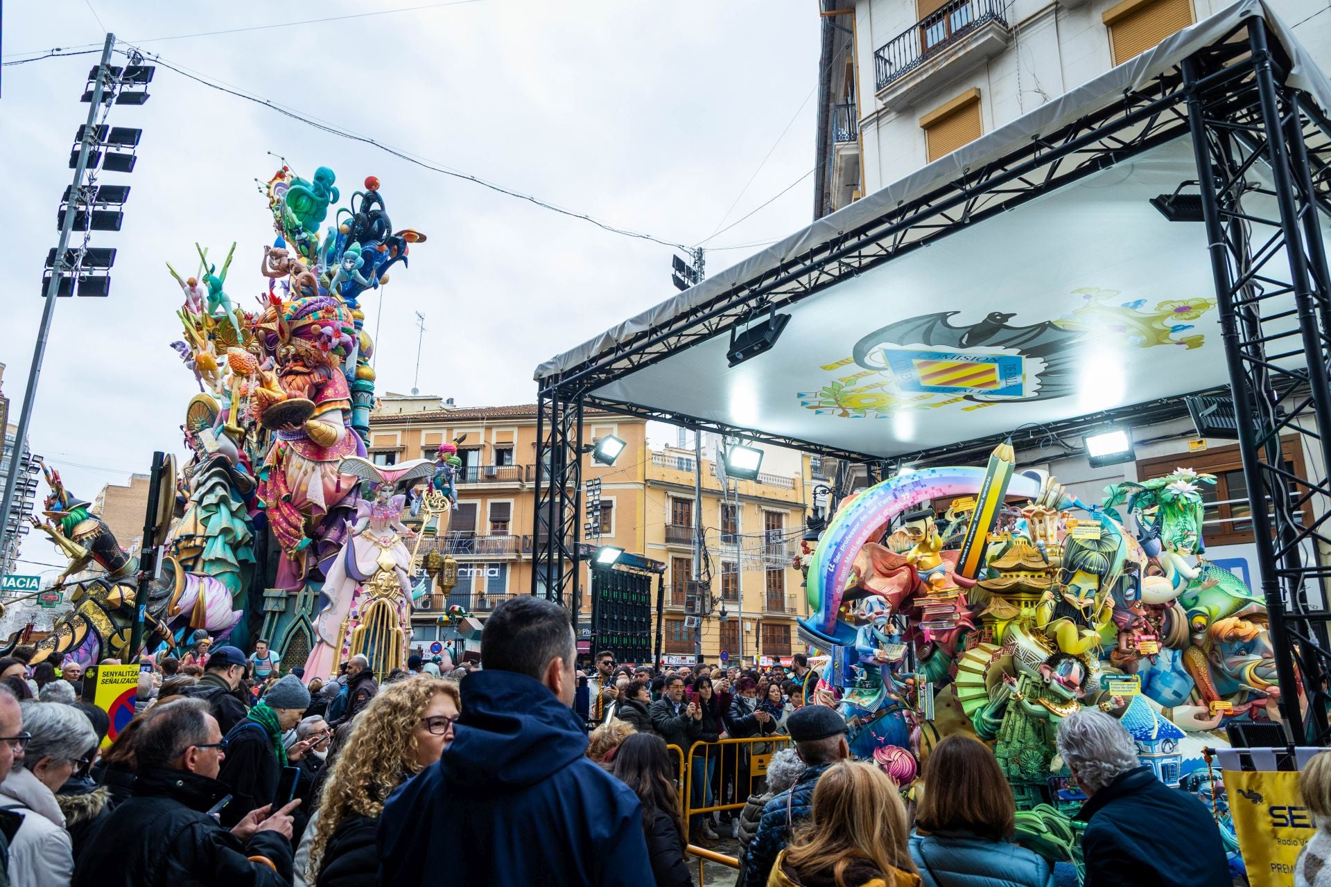 FOTOS | Colas para ver la falla ganadora, Convento Jerusalén